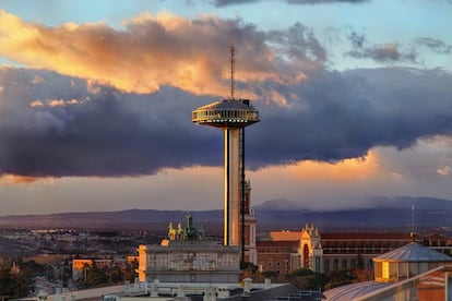 Dejamos por un momento las azoteas para subir al único mirador 'ad hoc' de Madrid. El <a href="https://www.esmadrid.com/informacion-turistica/faro-de-moncloa" target="_blank">faro de Moncloa</a> no es demasiado conocido y muchos madrileños y visitantes jamás han subido a esta especie de pirulí con forma de platillo volante junto a la Ciudad Universitaria. Durante muchos años permaneció cerrado y esto ha hecho que muy pocos lo conozcan. Pero ofrece una vista de 360 grados —a 92 metros de altura— que incluye muchos puntos emblemáticos de la ciudad: el Palacio Real, la Catedral de la Almudena, el edificio de Telefónica en la Gran Vía, las Cuatro Torres, la Casa de Campo… Hay que pagar tres euros para subir y se llega cómodamente en metro (estación de Moncloa; líneas 3 y 6. Avenida de la Memoria, 2).