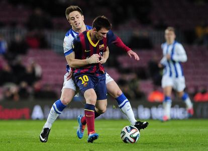 Jon Gaztanaga agarra a Lionel Messi durante un lance del partido. 