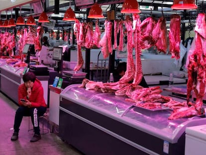 Un vendedor chino de carne en un mercado de Pekín, el pasado 15 de octubre.  