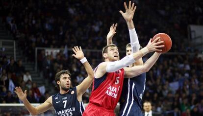 Nocioni intenta superar la defensa del Efes