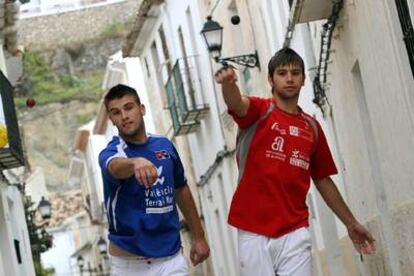Jesús, a la izquierda, y Pablo Vidal, <b>en una partida de </b><i>pilota</i> en una calle de Sella.