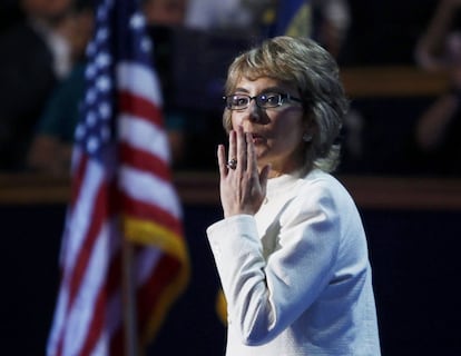 La excongresista Gabrielle Giffords, que el año pasado sufrió un atentado, se despide del público.