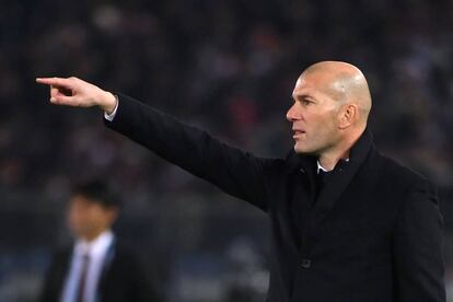 El entrenador del Real Madrid, Zinedine Zidane, da instrucciones a sus jugadores.