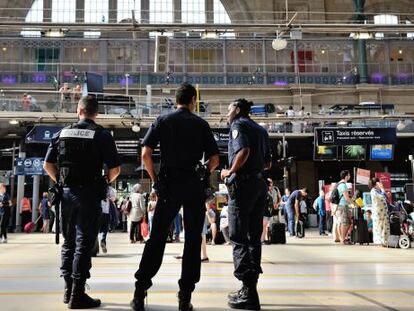 Polic&iacute;a francesa en una estaci&oacute;n de Par&iacute;s.