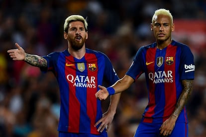 Lionel Messi y Neymar Jr. reaccionan con quejas durante el partido de Liga entre el FC Barcelona y el Deportivo Alavés.