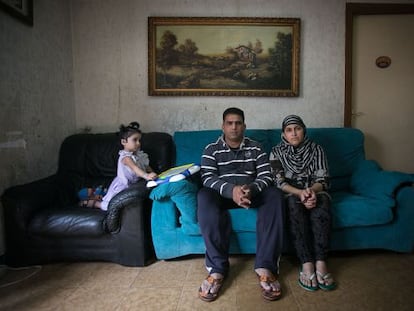 Iftikhar Ahmed junto a su mujer Abida y su hija de tres a&ntilde;os, mientras esperan la resoluci&oacute;n de la comitiva judicial. 