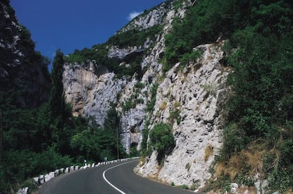 Bella y peligrosa, la carretera que atraviesa el desfiladero de La Hermida, en Cantabria –21 kilómetros, el más largo de España–, está jalonada de miradores con vistas magníficas a impresionantes paredes de roca caliza. Es estrecha y está amenazada por continuos desprendimientos de rocas. Las obras de mejora comenzaron pero pararon por el Año Lebaniego y está previsto que se retomen en la segunda quincena de noviembre de 2017. En 2016 fue elegida como una de las 10 carreteras más espectaculares del mundo por el fabricante de coches Seat.