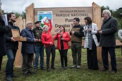 Kris Tompkins, con el brazo levantado, en el acto formal de donación de tierras a Chile.