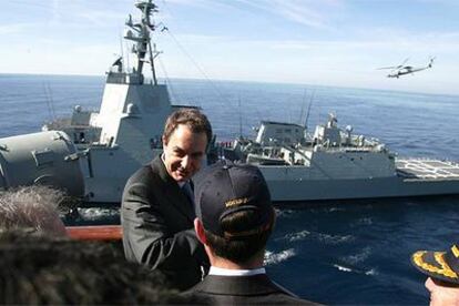 El presidente del Gobierno, José Luis Rodríguez Zapatero, durante su estancia en el portaaviones <i>Príncipe de Asturias.</i>