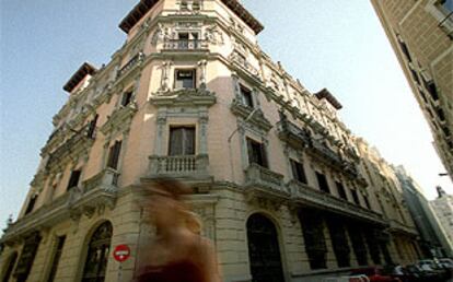 Fachada de uno de los edificios en la calle del Marqués de Cubas sobre los que se ampliará el Museo Thyssen Bornemisza en Madrid.