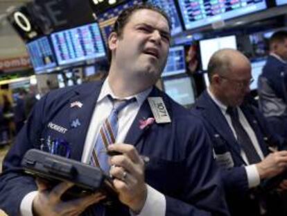 Corredores de Bolsa trabajan en el parqué de la Bolsa de Nueva York tras la apertura de la sesión, en Nueva York, Estados Unidos, el pasado 23 de enero.