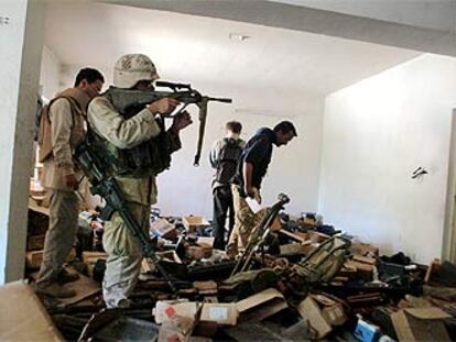 Unos <i>marines</i> examinan la colección privada de armas de Uday Husein en una de sus casas, ayer en Bagdad.