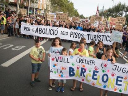 Multitudinaria manifestaci&oacute;n ayer en la Barceloneta contra la sobreexplotaci&oacute;n tur&iacute;stica en el barrio.