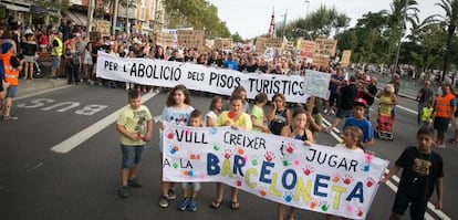 Multitudinaria manifestación ayer en la Barceloneta contra la sobreexplotación turística en el barrio.