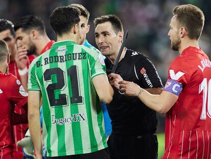 El árbitro De Burgos Bengoechea muestra a Guido el palo de plástico que impactó en la cabeza de Jordán en el derbi.