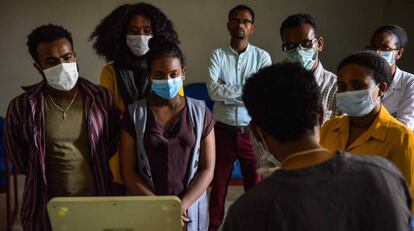 Un grupo de médicos etíopes atiende a una formación sobre el uso de ventiladores mecánicos para tratar a pacientes de Covid-19 en el Centro Médico Americano de Addis Abeba, en Etiopía, el 1 de abril de 2020.  