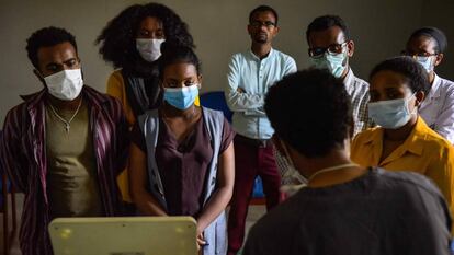 Un grupo de médicos etíopes atiende a una formación sobre el uso de ventiladores mecánicos para tratar a pacientes de Covid-19 en el Centro Médico Americano de Addis Abeba, en Etiopía, el 1 de abril de 2020.  