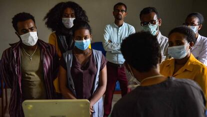 Un grupo de médicos etíopes atiende a una formación sobre el uso de ventiladores mecánicos para tratar a pacientes de Covid-19 en el Centro Médico Americano de Addis Abeba, en Etiopía, el 1 de abril de 2020.