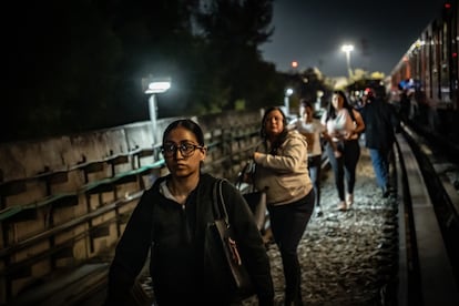 Ante las fallas en la zona de vías de la Línea 9 del metro, algunos usuarios fueron desalojados de los trenes y tuvieron que caminar por las vías.