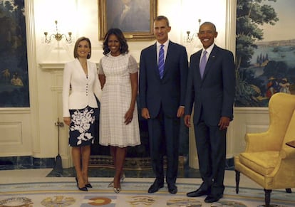 Los reyes Felipe VI y Letizia, junto al presidente de Estados Unidos, Barack Obama, y la primera dama, Michelle, también se encontraron con el presidente de EE UU en la Casa Blanca en septiembre de 2015.