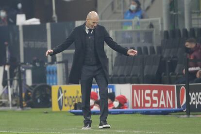 Zidane, en un momento del partido en San Siro.