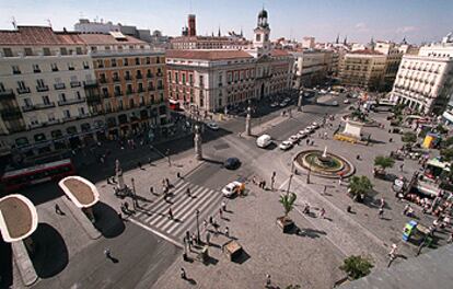 La Puerta del Sol, vacía de coches, ayer por la mañana, tras la ampliación de las restricciones al tráfico.