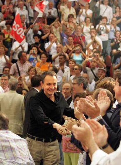 Zapatero durante el mítin que dio ayer en Valencia.