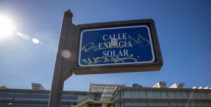 Vista parcial de la sede Abengoa en la calle Energía Solar del Campus de Palmas Altas de Sevilla.