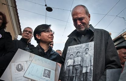 El padre de Irag Vardjavedian nació en Maras (sur de Turquía), pero fue deportado en 1915. Vardjavedian reside hoy en Estados Unidos y posa con un retrato de su padre y sus tíos tomado en un orfanato libanés en 1920.