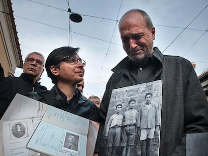 El padre de Irag Vardjavedian nació en Maras (sur de Turquía), pero fue deportado en 1915. Vardjavedian reside hoy en Estados Unidos y posa con un retrato de su padre y sus tíos tomado en un orfanato libanés en 1920.