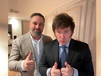 Javier Milei (derecha), junto a Santiago Abascal, en Buenos Aires antes de su toma de posesión como presidente de Argentina.