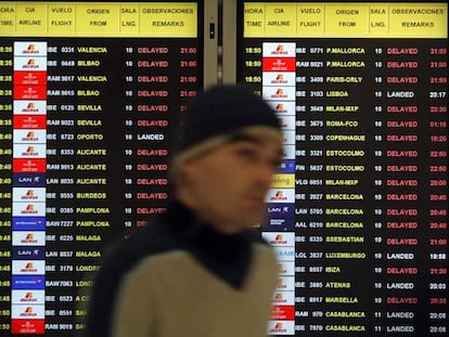 Una pantalla del aeropuerto de Barajas donde aparece la información de los vuelos retrasados.
