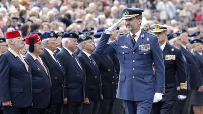 El Rey Felipe VI pasa revista a un grupo de militares retirados.