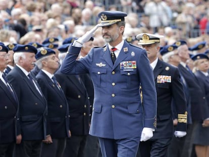 King Felipe reviews retired soldiers.
