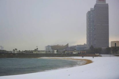 Nieve en la playa de Nova Icària de Barcelona el pasado 8 de febrero.