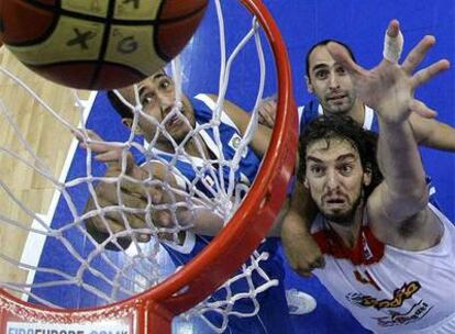 El ala pívot español encesta ante la presión de los griegos durante la semifinal
