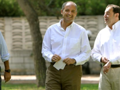 En la foto, el presidente valenciano rodeado de sus vicepresidentes: a la izquierda, Vicente Rambla, y a la derecha, Gerardo Camps y Juan Cotino, en El Saler (Valencia).