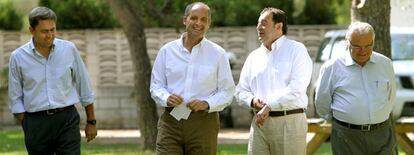 En la foto, el presidente valenciano rodeado de sus vicepresidentes: a la izquierda, Vicente Rambla, y a la derecha, Gerardo Camps y Juan Cotino, en El Saler (Valencia).