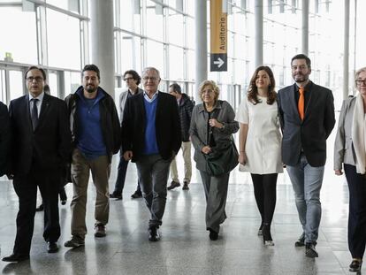 En el centro, Joan Rib&oacute; y Manuela Carmena, a su llegada a las jornadas municipalistas.