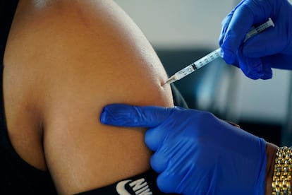 Una mujer recibe una dosis de la vacuna contra la covid.