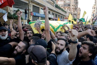 Una multitud atiende al funeral de los miembros de Hezbolá fallecidos por el ataque israelí, este sábado en el sur de Beirut.