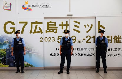 Agentes de la policía japonesa en la estación de Hiroshima en vísperas de la cumbre del G-7