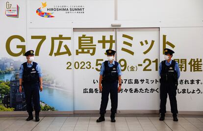 Agentes de la policía japonesa en la estación de Hiroshima en vísperas de la cumbre del G-7