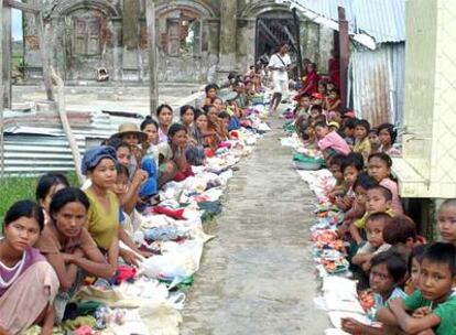 Víctimas del ciclón Nargis esperan la llegada de alimentos y medicinas en Bogaley, al sur de Myanmar.