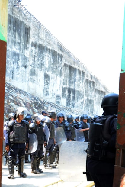 Policías estatales custodian el centro penitenciario de Acapulco.