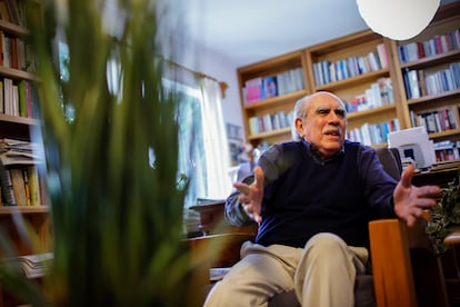 Pablo Gómez, en su casa de Ciudad de México.