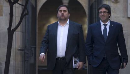 Oriol Junqueras i el president Carles Puigdemont, aquest dimarts, dirigint-se a la reunió del Consell Executiu.