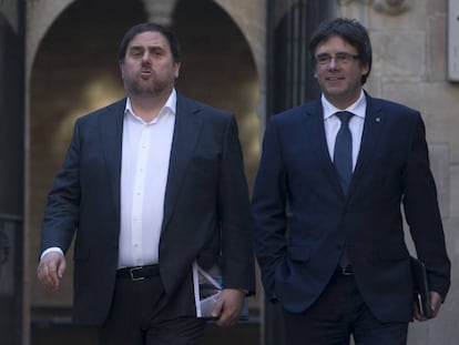 Oriol Junqueras i el president Carles Puigdemont, aquest dimarts, dirigint-se a la reunió del Consell Executiu.