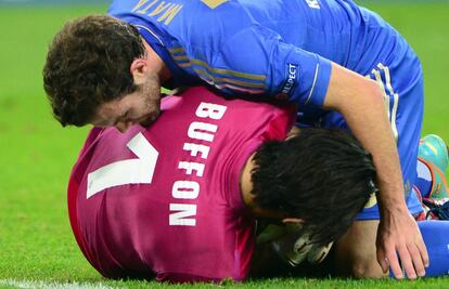 Buffon choca con Mata.