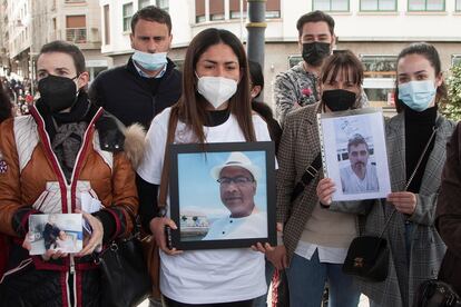 Familiares de los marineros del 'Villa de Pitantxo', durante la manifestación para que se reanude la búsqueda del pasado día 20.